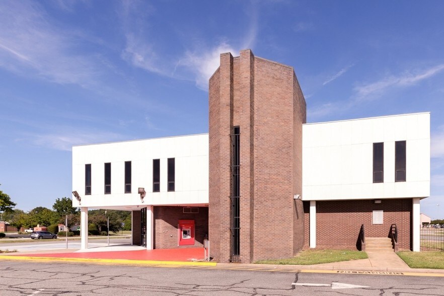 2030 Coliseum Dr, Hampton, VA à louer - Photo de l’immeuble – Image 3 sur 10