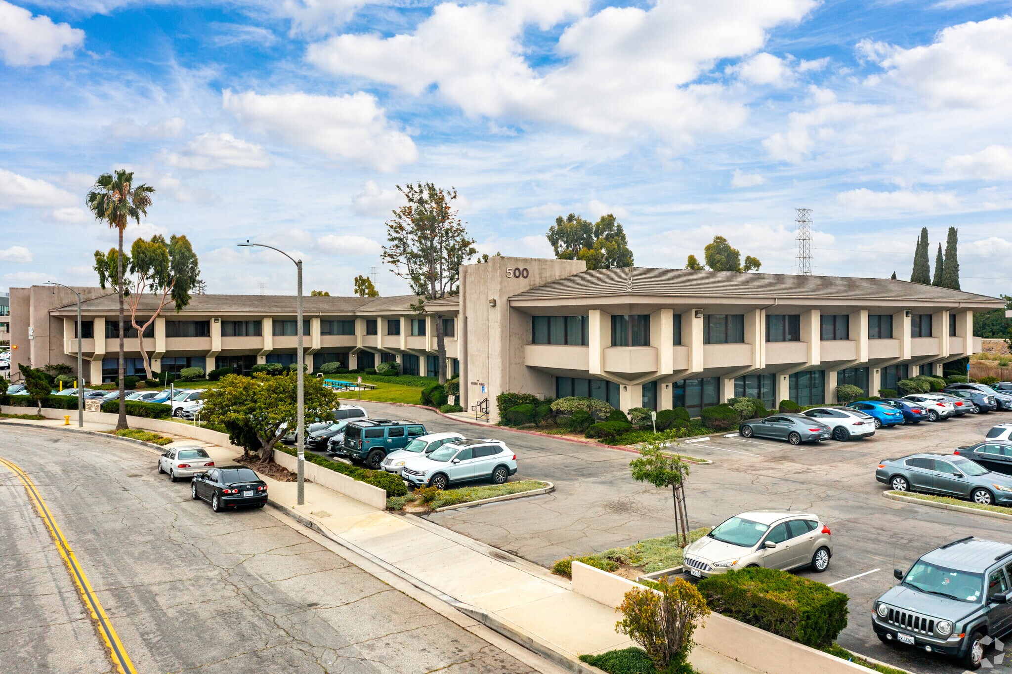 500 E Carson Plaza Dr, Carson, CA à louer Photo de l’immeuble– Image 1 sur 8