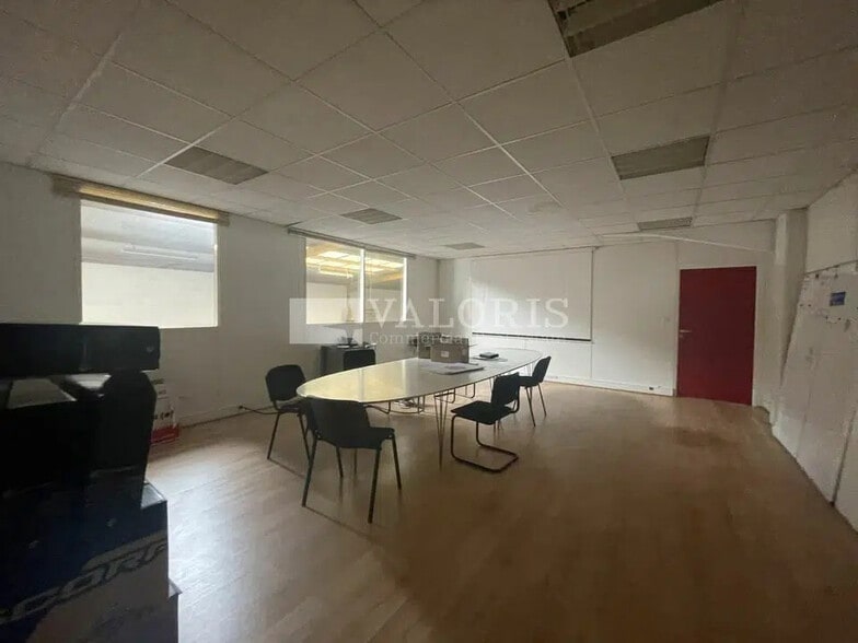 Local d’activités dans Vénissieux à louer - Photo de l’immeuble – Image 3 sur 14