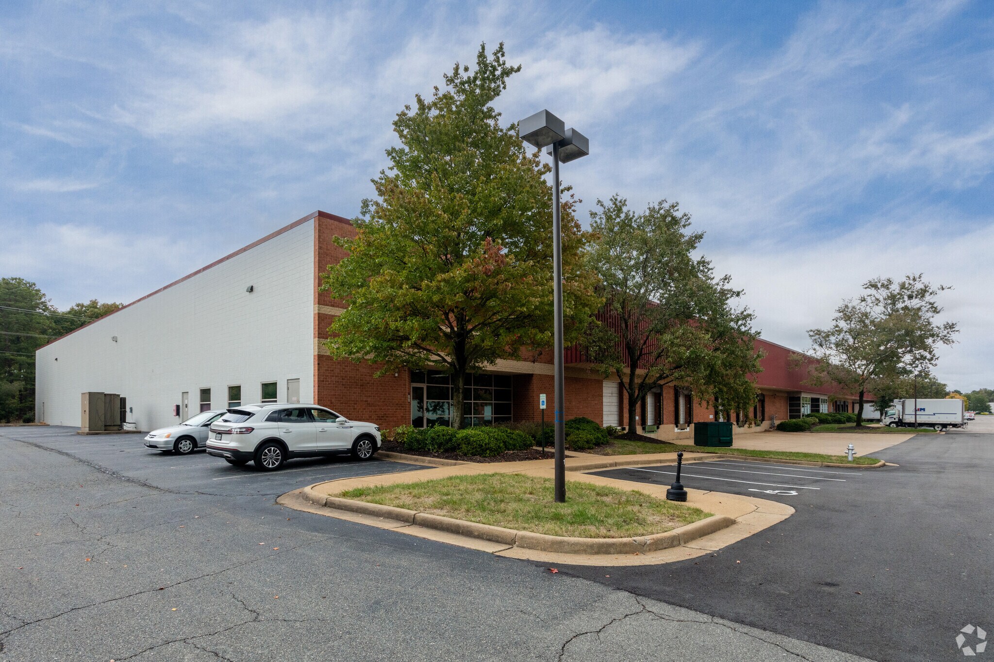 520 Eastpark Ct, Sandston, VA à louer Photo de l’immeuble– Image 1 sur 6