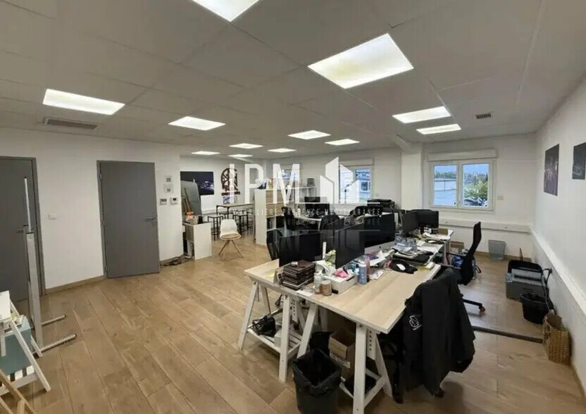 Local d’activités dans Aubagne à louer - Photo de l’immeuble – Image 3 sur 5