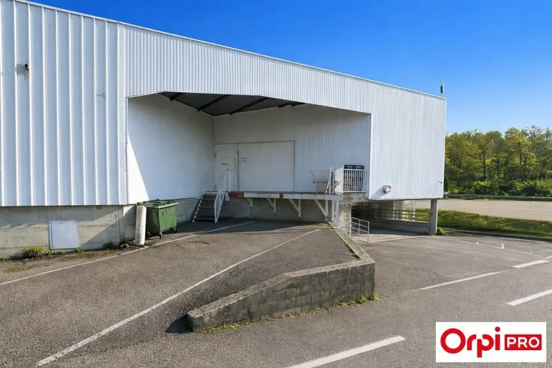 Local commercial dans Ruy-Montceau à louer - Photo de l’immeuble – Image 2 sur 6