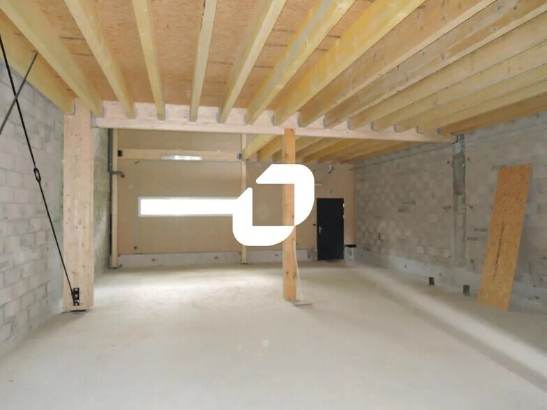 Local d’activités dans Croissy-Beaubourg à louer - Photo de l’immeuble – Image 1 sur 3