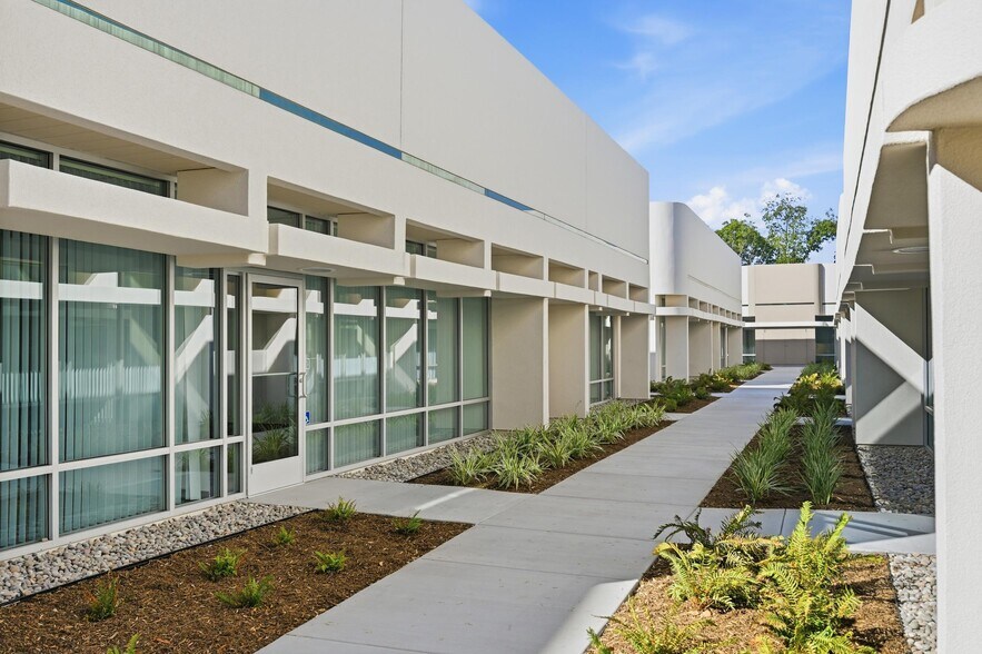 1371 Warner Ave, Tustin, CA à louer - Photo de l’immeuble – Image 2 sur 22