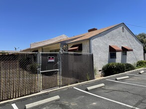930 W Newgrove St, Lancaster, CA à louer Photo de l’immeuble– Image 1 sur 3