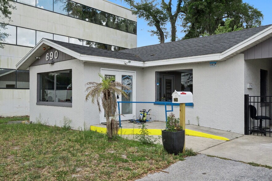 690 N Semoran Blvd, Orlando, FL à louer - Photo de l’immeuble – Image 1 sur 19