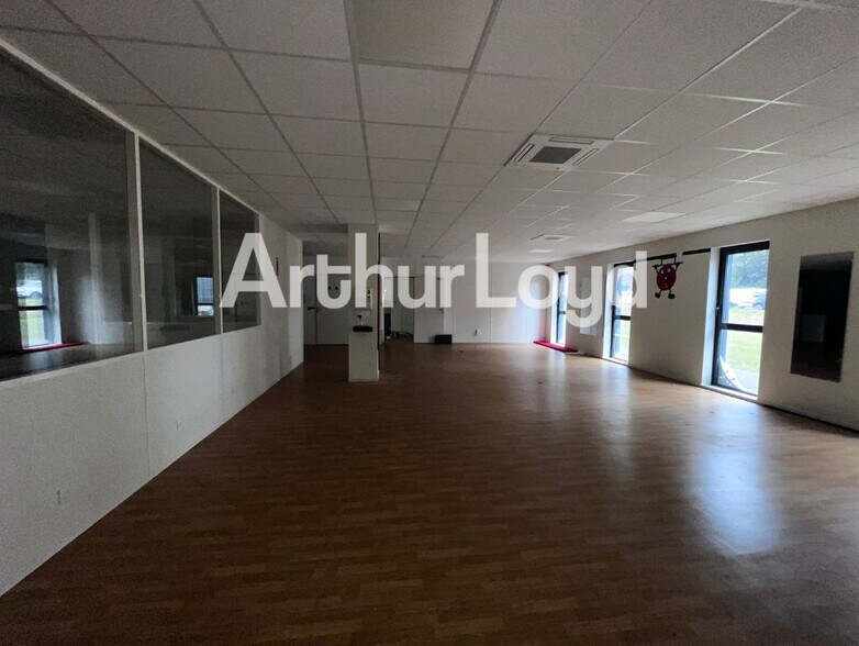 Bureau dans Épron à louer - Photo de l’immeuble – Image 1 sur 3