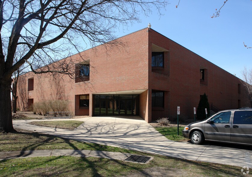 315 S Grove Ave, Owatonna, MN à louer - Photo de l’immeuble – Image 2 sur 4