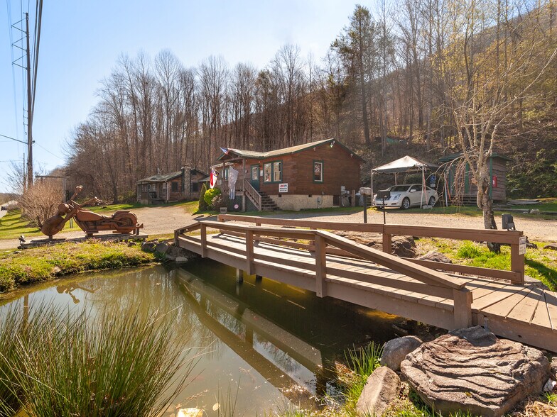 1369 Soco Rd, Maggie Valley, NC à vendre - Photo de l’immeuble – Image 3 sur 9