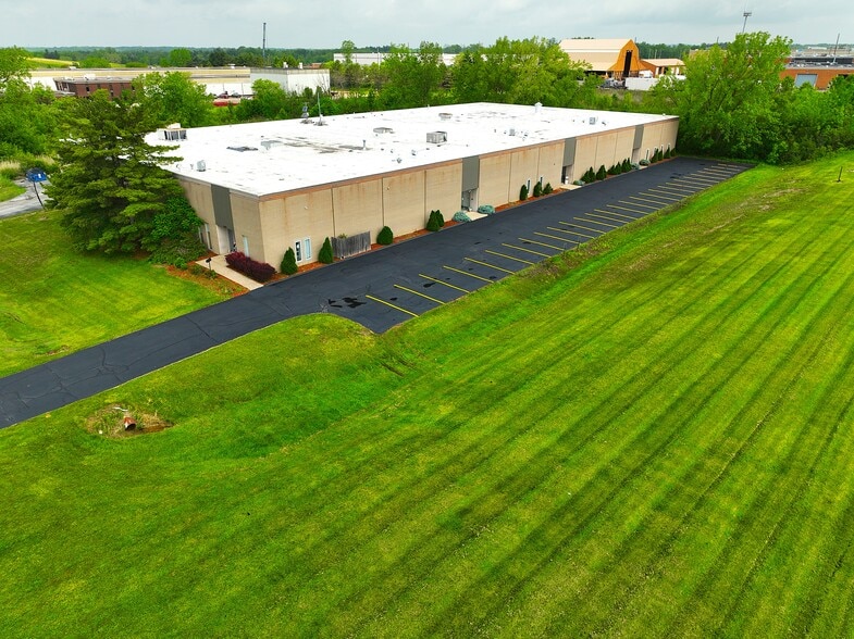29601-29607 Hall St, Solon, OH à louer - Photo de l’immeuble – Image 1 sur 14