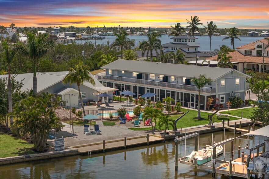 12230 Shoreview Dr, Cape Coral, FL à vendre - Photo principale – Image 1 sur 90