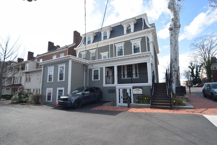 68 E Court St, Doylestown, PA à louer - Photo de l’immeuble – Image 3 sur 10