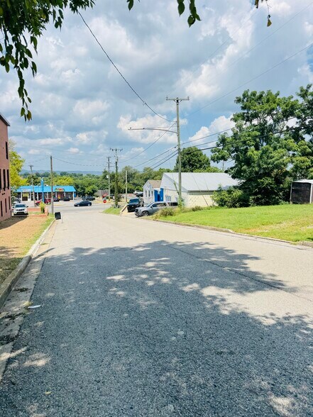 6119 Charlotte Ave, Nashville, TN à vendre - Photo de l’immeuble – Image 2 sur 15