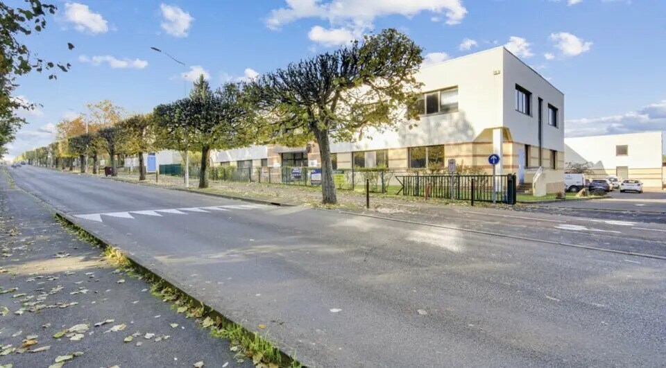 Local d’activités dans Champs-sur-Marne à louer - Photo de l’immeuble – Image 3 sur 3