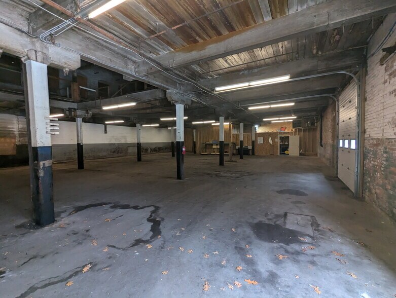292 E School St, Woonsocket, RI à louer - Photo de l’immeuble – Image 2 sur 8