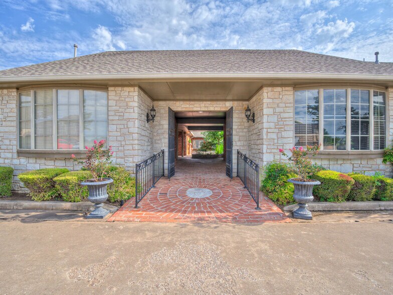 1320 E 9th St, Edmond, OK à louer - Photo de l’immeuble – Image 2 sur 8