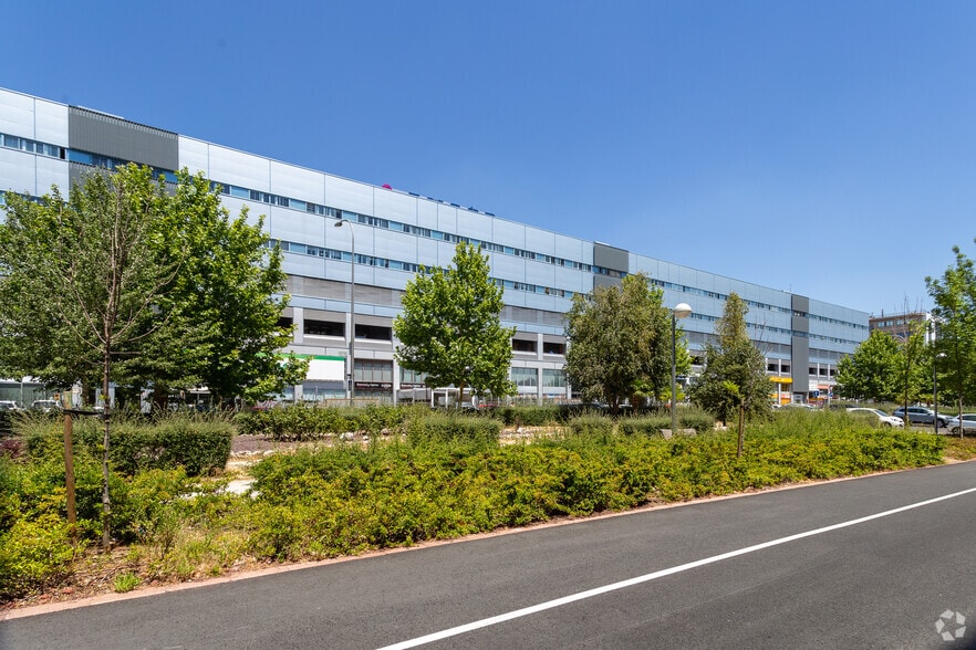 Calle de Isabel Colbrand, 10-12, Madrid, Madrid à vendre - Photo de l’immeuble – Image 2 sur 3