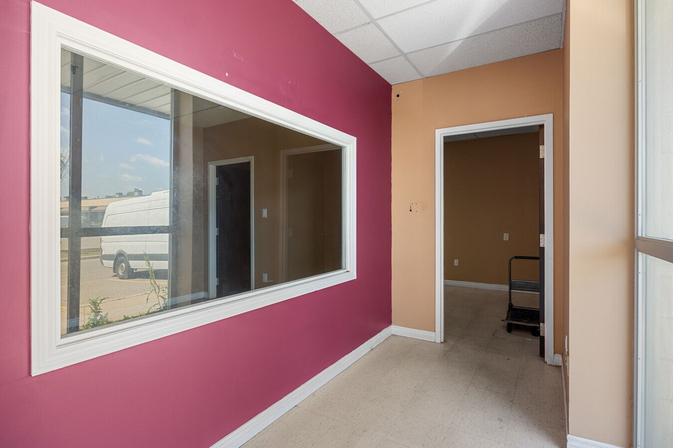 2740A Slough St, Mississauga, ON L4T 1G3 - Lot 5 -  - Photo intérieure - Image 1 of 16