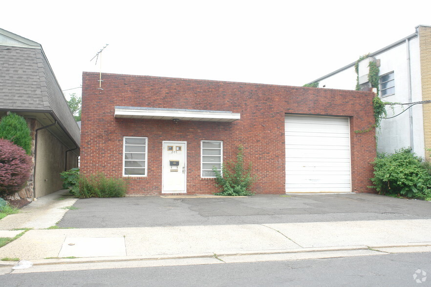 205 E 11th Ave, Roselle, NJ à louer - Photo de l’immeuble – Image 3 sur 6