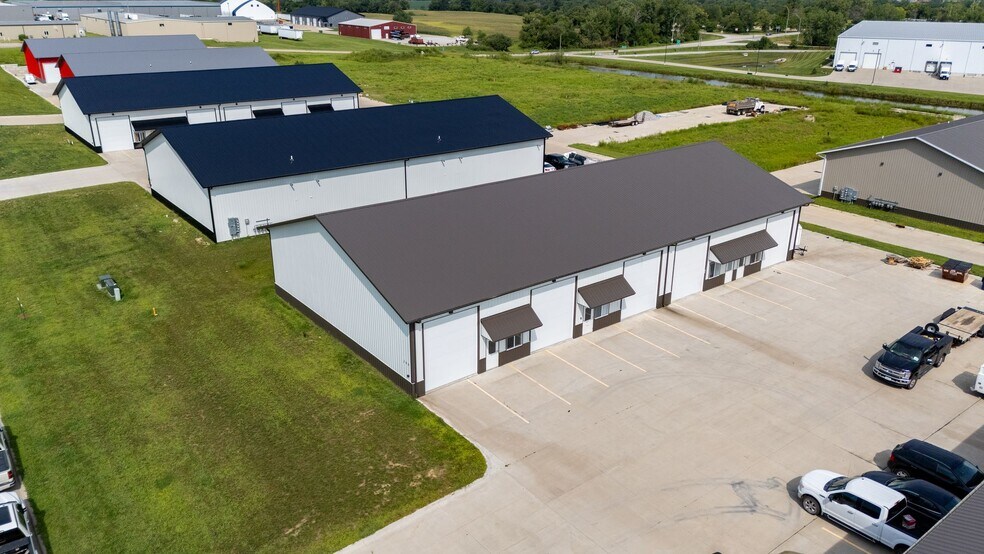 200 Greenfield Dr, Tiffin, IA à vendre - Photo de l’immeuble – Image 3 sur 12