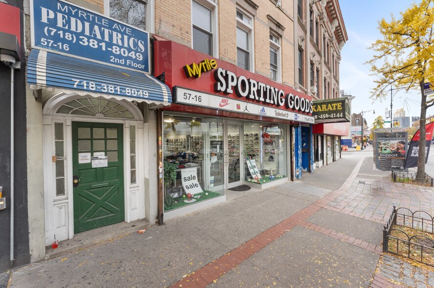 5716 Myrtle Ave, Ridgewood, NY à louer - Photo de l’immeuble – Image 2 sur 12