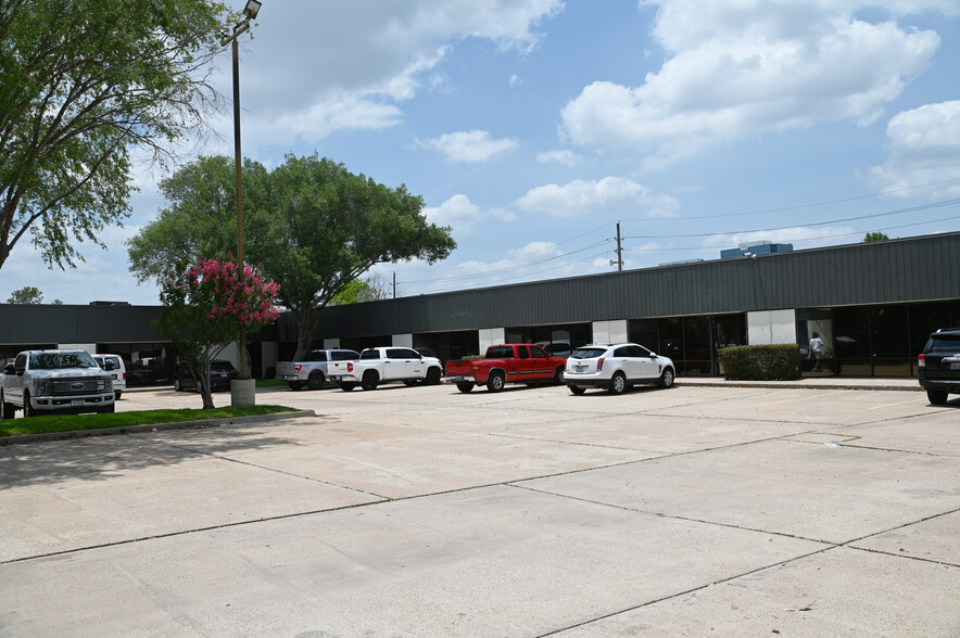 10400 Westoffice Dr, Houston, TX à louer - Photo de l’immeuble – Image 2 sur 3