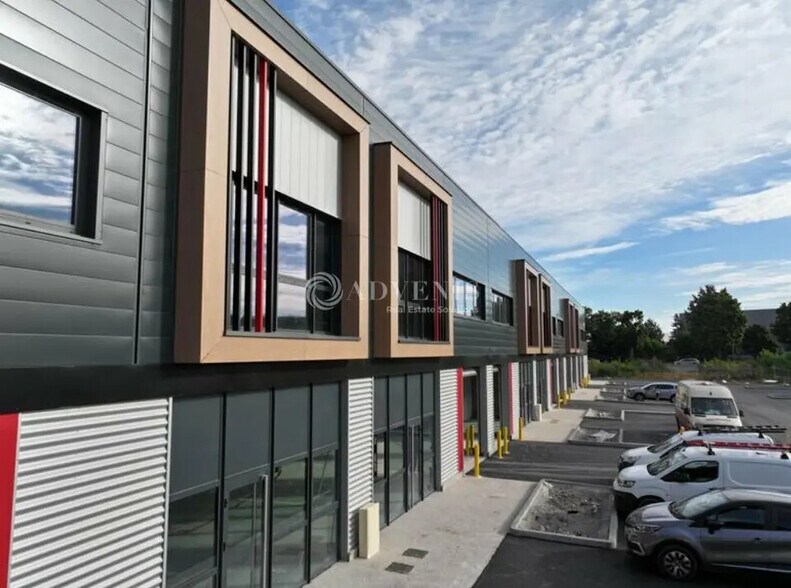 Local d’activités dans Saint-Laurent-de-Mure à louer - Photo de l’immeuble – Image 1 sur 3