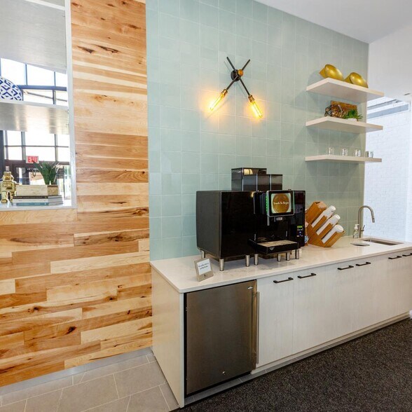 13873 Park Center Rd, Herndon, VA à louer - Photo de l’immeuble – Image 3 sur 11