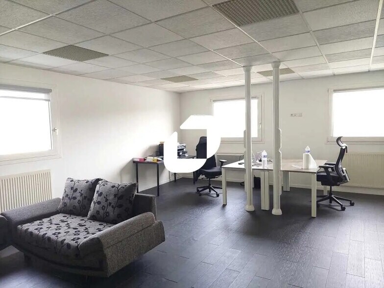 Bureau dans Trappes à vendre - Photo de l’immeuble – Image 1 sur 5