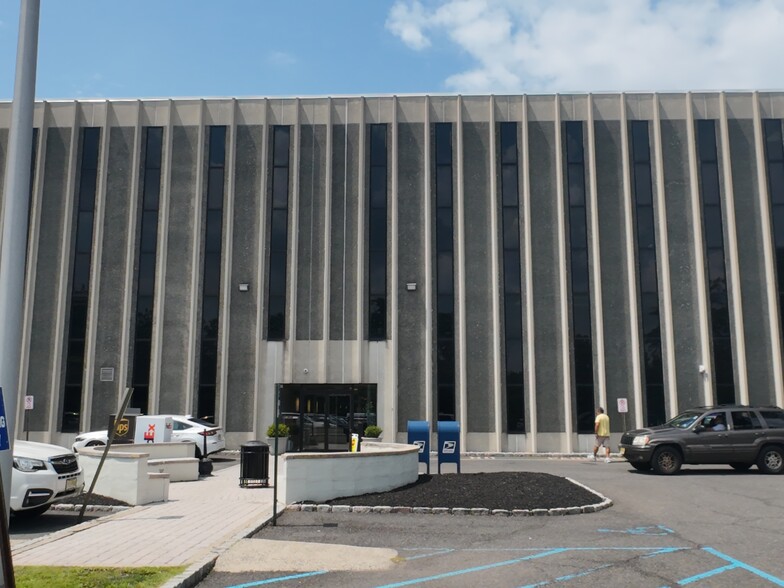 67 Walnut Ave, Clark, NJ à louer - Photo de l’immeuble – Image 2 sur 19