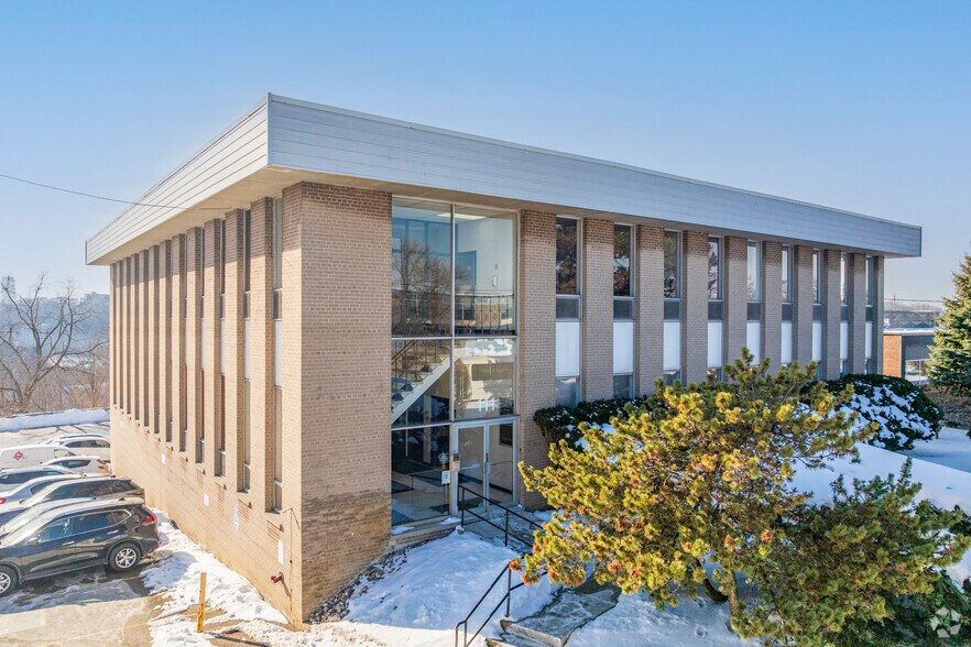 111 Railside Rd, Toronto, ON à vendre - Photo principale – Image 3 sur 3