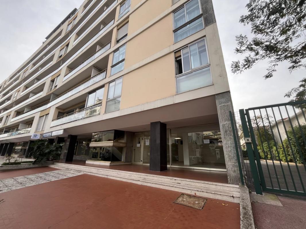 Local commercial dans Cannes à louer Photo de l’immeuble– Image 1 sur 8
