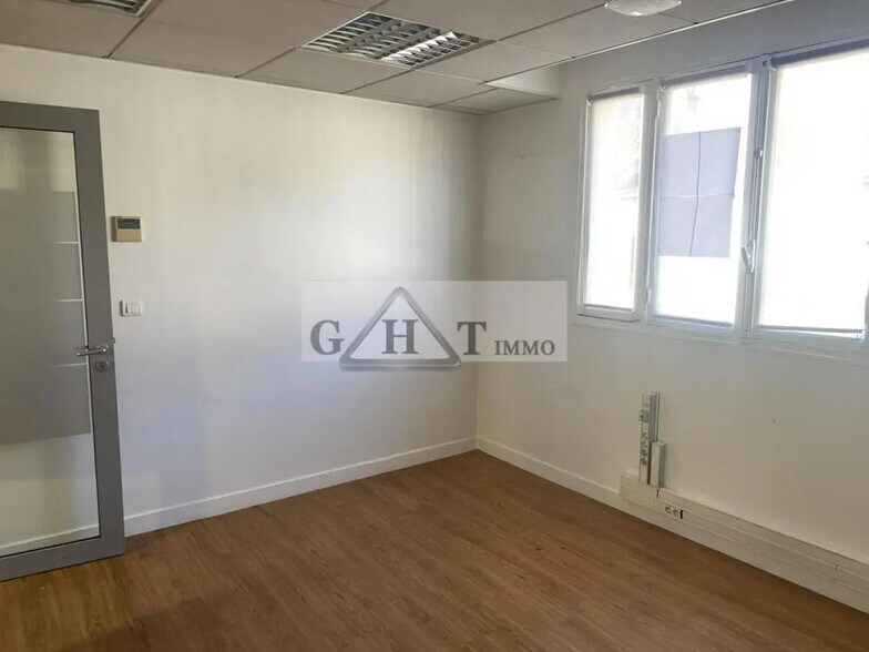 Local commercial dans Bonneuil-sur-Marne à vendre - Photo de l’immeuble – Image 1 sur 5