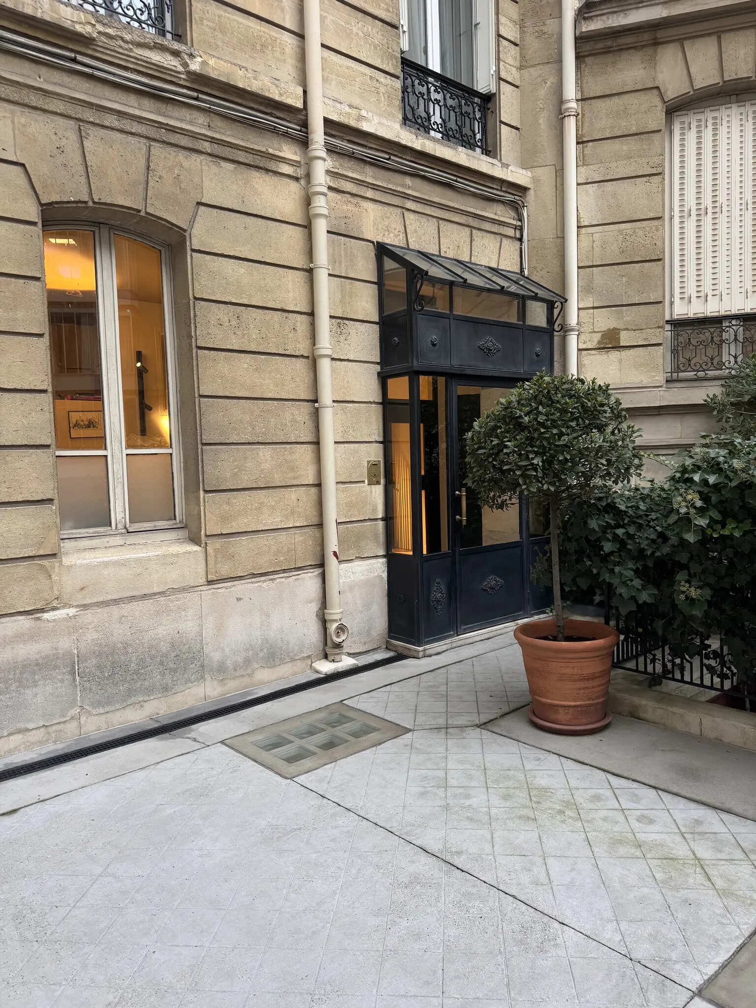 8 Avenue George V, Paris à vendre Photo de l’immeuble– Image 1 sur 10