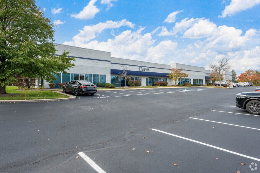 10022 Lantern Rd, Fishers, IN à vendre - Photo de l’immeuble – Image 1 sur 19
