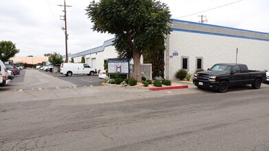 7625 Hayvenhurst Ave, Van Nuys, CA à louer Photo de l’immeuble– Image 1 sur 1