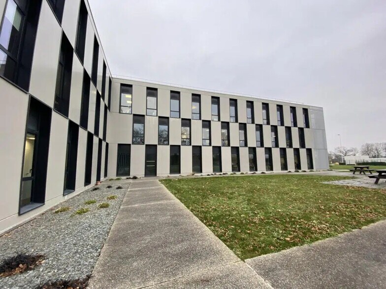 Bureau dans Saint-Grégoire à louer - Photo de l’immeuble – Image 2 sur 7
