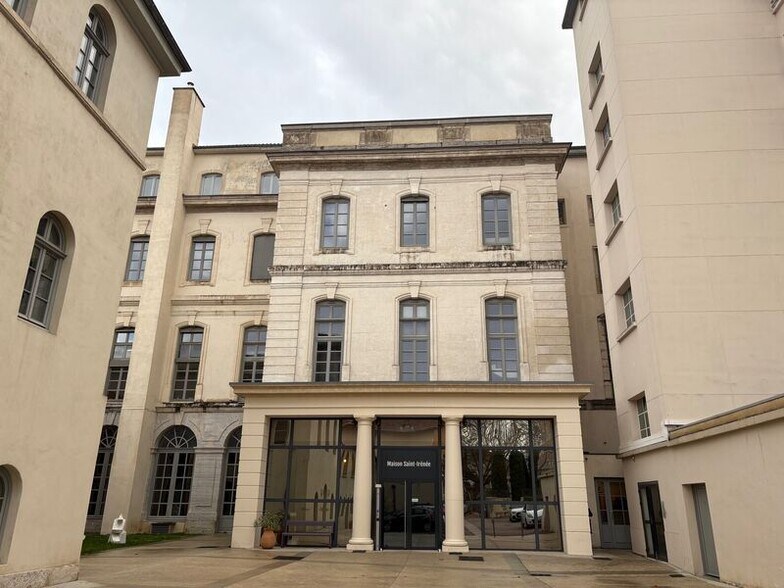 7 Place Saint Irénée, Lyon à louer - Photo de l’immeuble – Image 1 sur 8