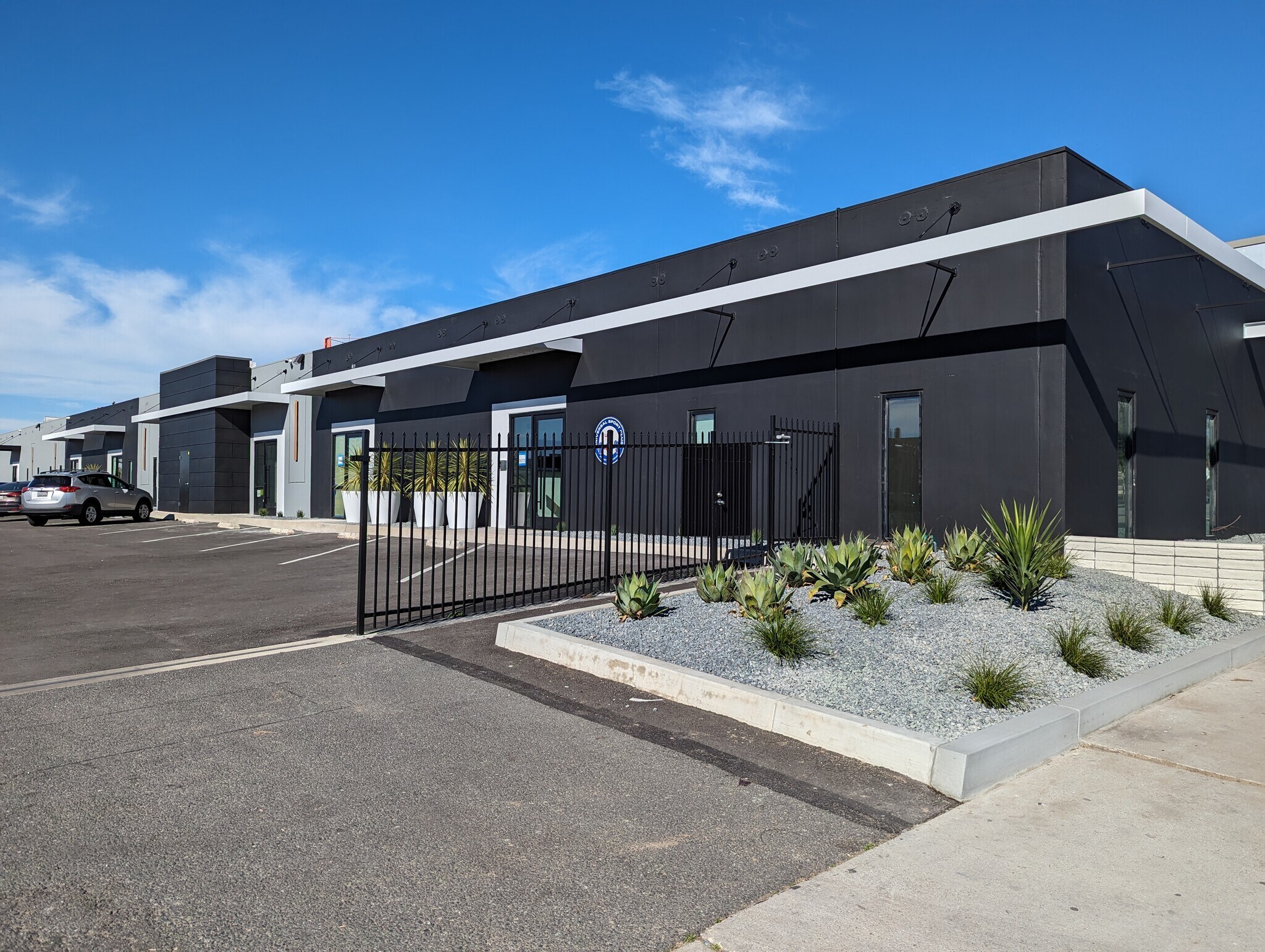 7059-7077 1/2 Vineland Ave, North Hollywood, CA à louer Photo principale– Image 1 sur 17