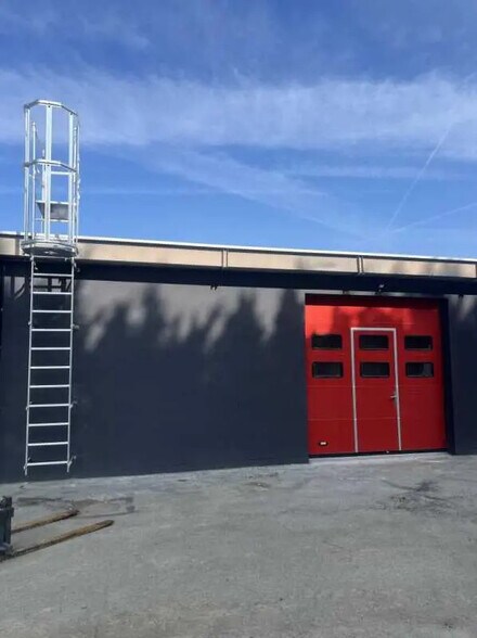 Local d'activités dans Coignières à vendre - Photo de l’immeuble – Image 1 sur 7