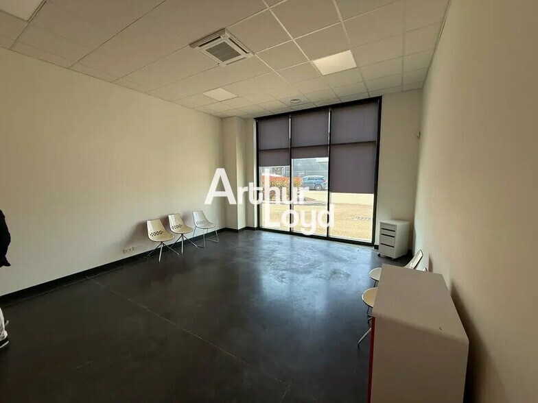 Local d’activités dans Fréjus à louer - Photo de l’immeuble – Image 2 sur 5