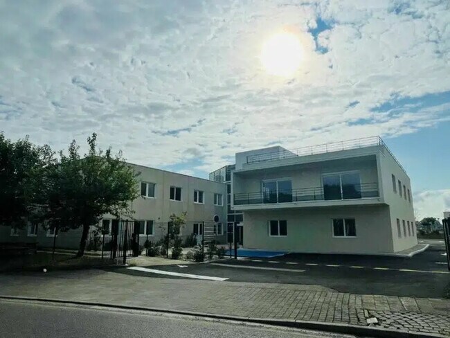 Plus de détails pour 22 Rue Du 35Eme Regiment D'Aviation, Bron - Bureau à vendre