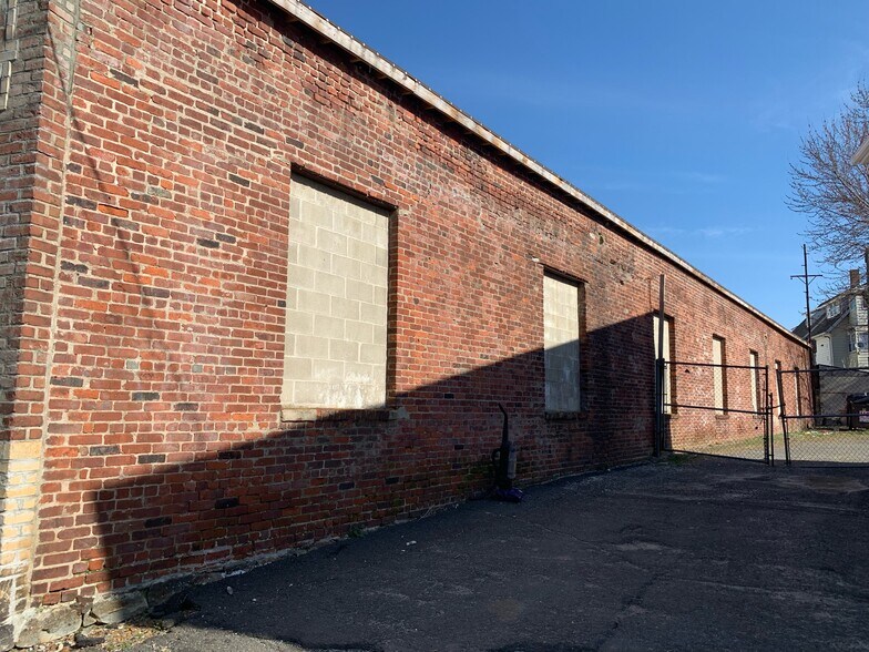 15 E Farm St, Waterbury, CT à vendre - Photo de l’immeuble – Image 3 sur 20