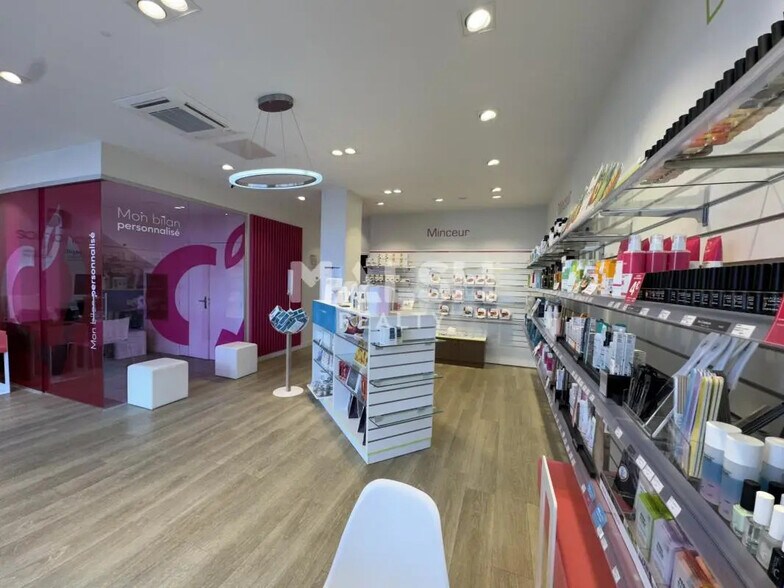 Local commercial dans Tassin-la-Demi-Lune à louer - Photo intérieure – Image 3 sur 12