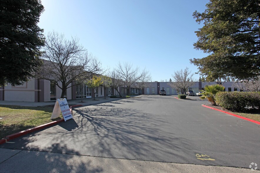 4027 N Freeway Blvd, Sacramento, CA à louer - Photo de l’immeuble – Image 1 sur 3