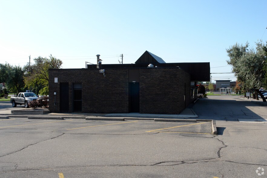 5680 W Maple Rd, West Bloomfield, MI à vendre - Photo de l’immeuble – Image 2 sur 2