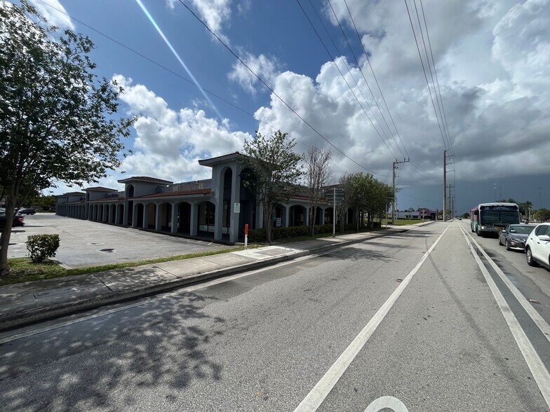 5906-5972 Pembroke Rd, Hollywood, FL à louer - Photo de l’immeuble – Image 2 sur 6