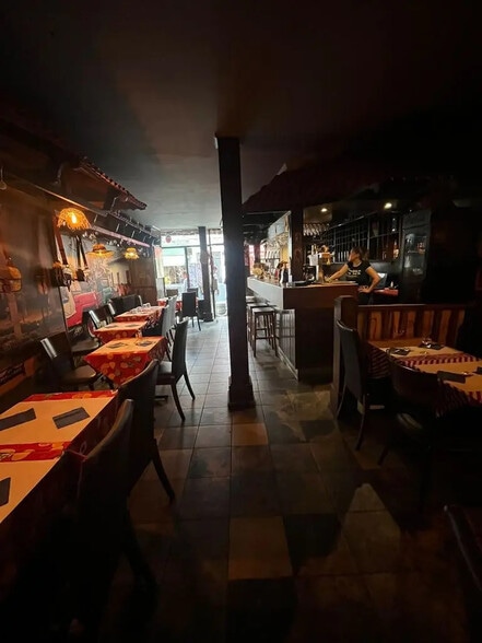 Local commercial dans Paris à louer - Photo de l’immeuble – Image 1 sur 5