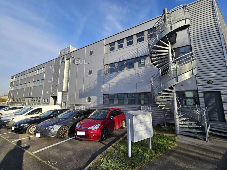 Bureau dans Ivry-sur-Seine à louer - Photo de l’immeuble – Image 1 sur 11