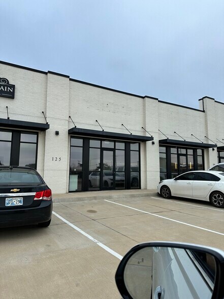 901 E Main St, Yukon, OK à louer - Photo de l’immeuble – Image 2 sur 17